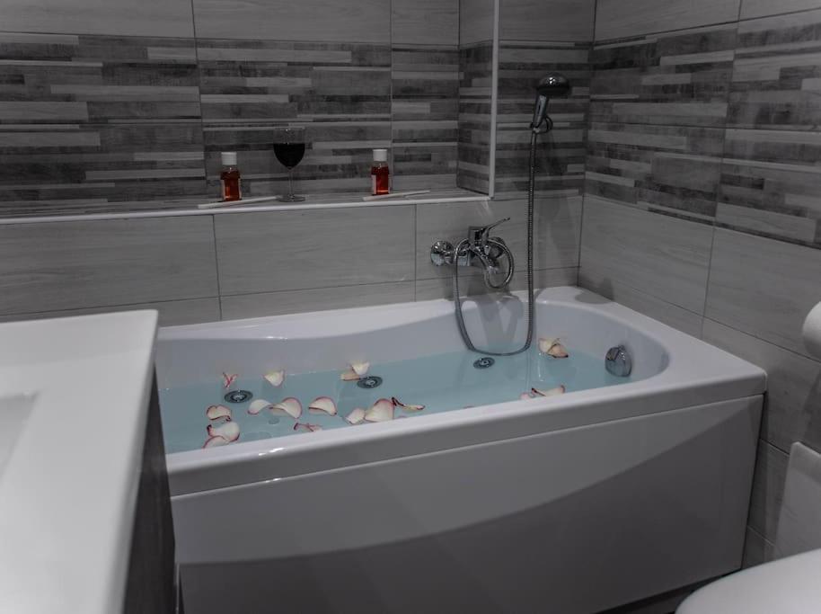 Modern Loft Center Of Turin + Jacuzzi 30M Metro Apartment Collegno Bagian luar foto