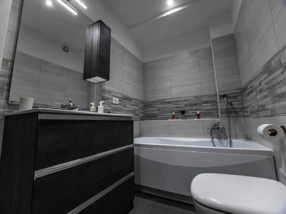 Modern Loft Center Of Turin + Jacuzzi 30M Metro Apartment Collegno Bagian luar foto