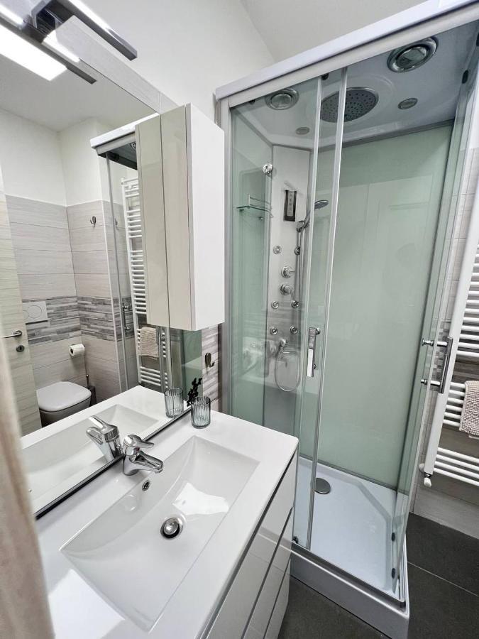 Modern Loft Center Of Turin + Jacuzzi 30M Metro Apartment Collegno Bagian luar foto